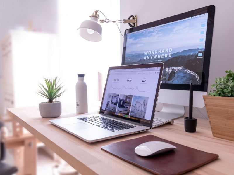 Monitor und Laptop